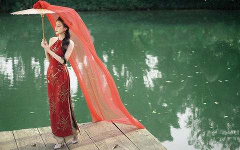 Cao Thùy Trang hóa nàng xuân khoe sắc e ấp với áo dài, áo yếm