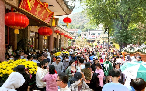 Dòng người nhích từng chút một vào cúng Bà Chúa Xứ núi Sam mùng 1 Tết