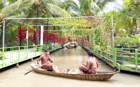 Không khí du xuân của người dân Hà Nội và miền Tây sông nước ngày mùng 1 Tết Ất Tỵ