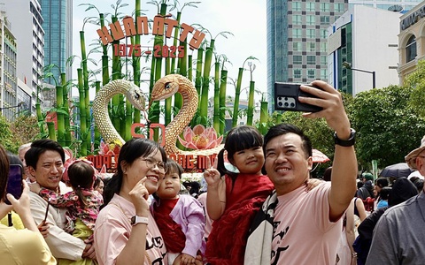 Nhiều gia đình du xuân, quán xá, siêu thị mở cửa xuyên Tết đón khách