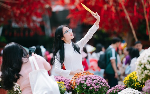Mùng 2 Tết, người dân TP.HCM trẩy hội ở đường hoa, Nhà văn hóa Thanh niên