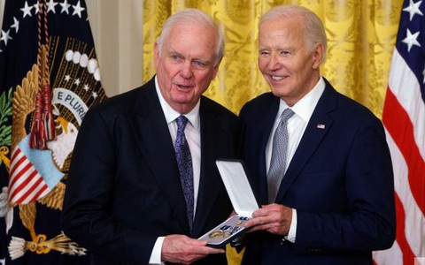 Chủ tịch hội đồng tín thác ĐH Fulbright Việt Nam nhận Huân chương Công dân tổng thống