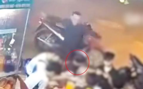 Người đàn ông xông vào quán nước đánh bé trai rồi kéo bé ra đường đánh tiếp, công an vào cuộc