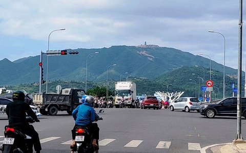 Bật đèn đỏ, cho phép xe dừng chờ trên cầu Quán Trường, TP Nha Trang