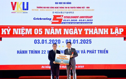 Hanwha Life Việt Nam tặng học bổng cho sinh viên tại Đà Nẵng