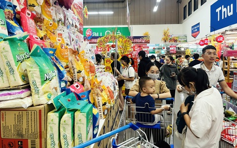 Thị trường Tết bắt đầu sôi động