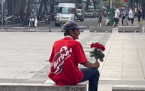 Ảnh vui 8-1: 'Boy si tình uống sì-ting'