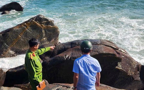 Hai phụ nữ hái rong mứt bị sóng đánh rơi xuống biển, một người chết, một mất tích