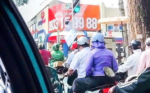 Đèn xanh trên đường ở quận 3 chỉ có 5 giây, có phải lỗi?