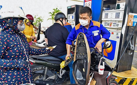 Xăng RON 95 giảm mạnh gần 2.000 đồng/lít