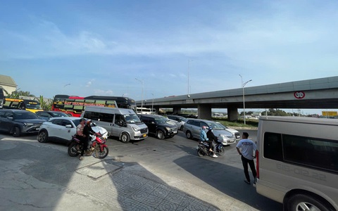 Người dân quay lại TP.HCM sau kỳ nghỉ Tết, cao tốc TP.HCM - Long Thành - Dầu Giây ùn ứ