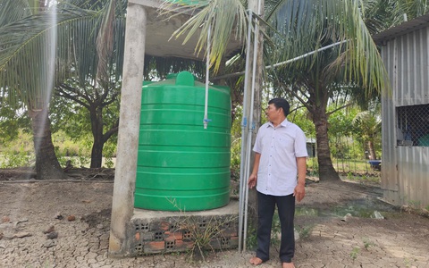 Bà con chủ động mua thùng phuy trữ nước chống xâm nhập mặn