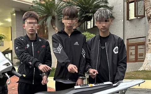 Ba thiếu niên chặn xe người đi đường, gí dao vào cổ cướp tài sản