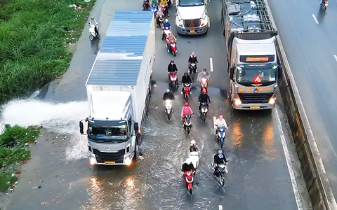Video xe container chắn dòng nước áp lực lớn để xe đi qua, nhiều lời khen hành động tử tế
