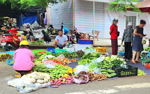 Bày bán hàng hóa, đậu xe ngay trên vạch kẻ đường dành cho người đi bộ
