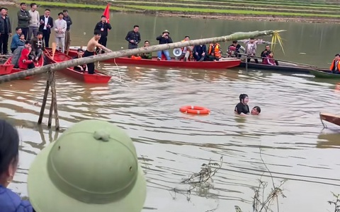Cô gái đi cầu kiều ở hội xuân cầu cứu vì không biết bơi
