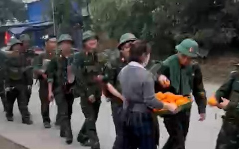 Gặp bộ đội hành quân, chị bán hoa quả tại Thái Nguyên đưa cả rổ cam mời