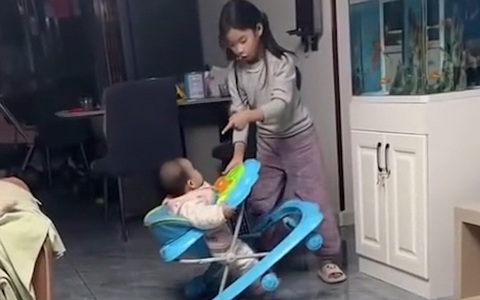 Chị Hai hú hồn sau khi dọa em không được bốc đầu xe tập đi