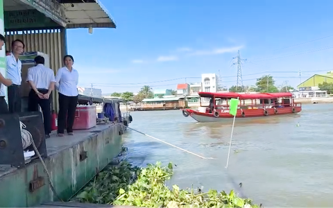Cần Thơ tạm đình chỉ nhà bè nơi nhiều du khách rơi xuống sông ở chợ nổi Cái Răng