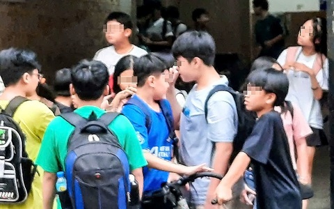 Con vào trung tâm dạy thêm, gánh nặng dồn lên vai cha mẹ?
