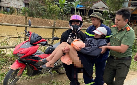 Đi xóa nhà tạm, thấy sản phụ chuyển dạ, công an đỡ đẻ ngay bên lề đường