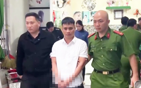 Thanh niên cầm súng vào tiệm tóc hăm dọa người yêu, dân hốt hoảng báo công an