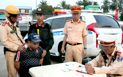 Không đội mũ bảo hiểm, đứng chờ đèn đỏ bị cảnh sát phát hiện tàng trữ ma túy
