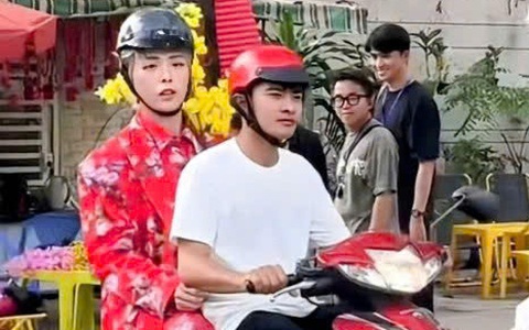 Lê Tuấn Khang chở Đức Phúc đi ăn 'đám giỗ bên cồn'; Lý Hải hé lộ hậu trường Lật mặt 8