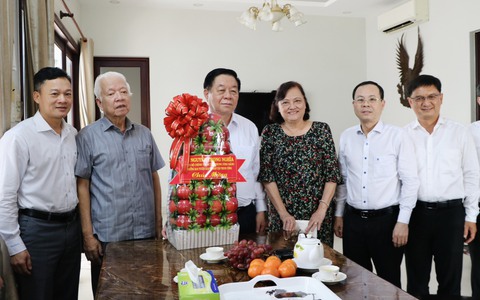 Trưởng Ban Tuyên giáo và Dân vận Trung ương thăm giáo sư Phạm Mạnh Hùng, nguyên thứ trưởng Bộ Y tế