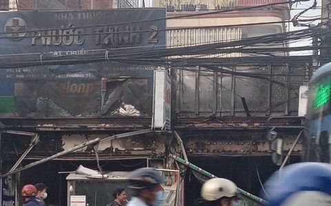 Lửa thiêu rụi tiệm thuốc tây và quán lẩu bò ở quận 7