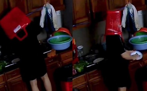 Chàng trai rửa bát trong bếp bị cái làn úp sọt