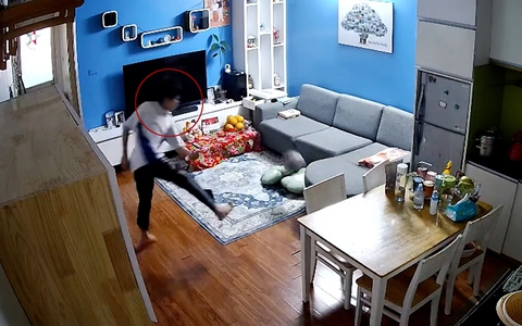 Bé trai tung cú sút tiền triệu khi chơi bóng trong nhà