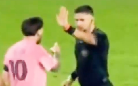 Clip Messi tức giận, có hành động 'lạ' với huấn luyện viên đội bạn