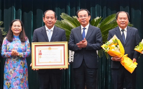 Sở Y tế TP.HCM nhận Huân chương Lao động hạng nhất