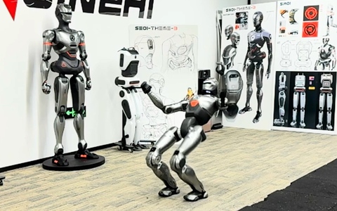 Xem robot hình người lộn trước, đang được cảnh sát thử nghiệm hỗ trợ công việc