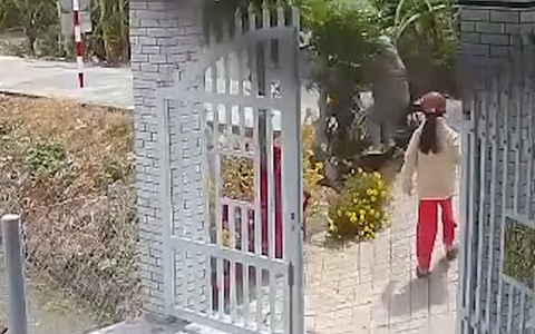 Cô gái lao xe máy vào bờ rào vì dốc cổng cao