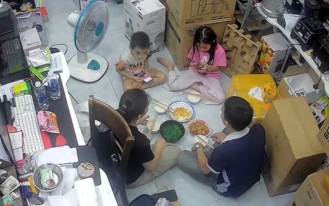 Bố là tấm gương giúp hai con bỏ xem điện thoại trong một nốt nhạc