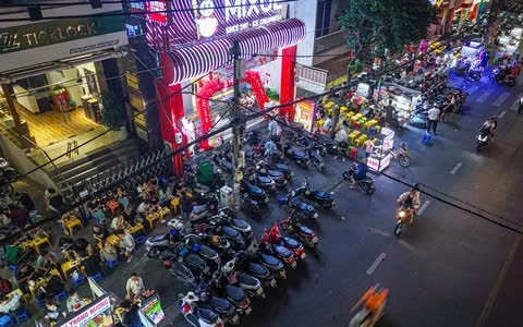 Bạn đọc quan tâm: Ngang nhiên cho thuê vỉa hè; Thức ăn nước uống giá 'trên trời' ở sân bay