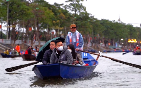 Khai hội chùa Hương, du khách nô nức trẩy hội