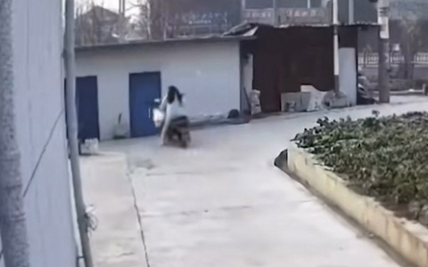 Cô gái chạy xe máy ôm cua tông sập cửa nhà dân