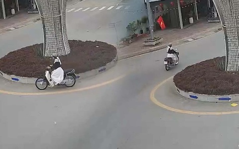 Cô gái đi xe máy qua bùng binh khó hiểu nhất năm