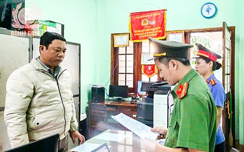 Khởi tố chủ tịch xã vì để 'cát tặc' lộng hành