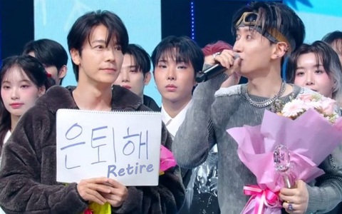 Donghae cầm biển nghỉ hưu mừng bạn thân Eunhyuk thắng game show