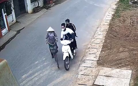 Người phụ nữ hoảng hồn khi bị xe máy cắt mặt như một cơn gió