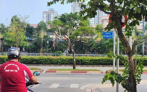 TP.HCM tổng rà soát biển báo, đèn tín hiệu, điểm giữ xe gây xung đột giao thông