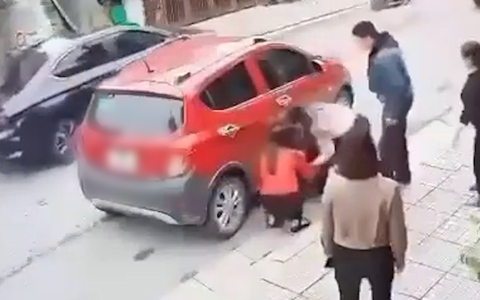 Bị ô tô tông trước điểm giữ trẻ, bé trai không qua khỏi