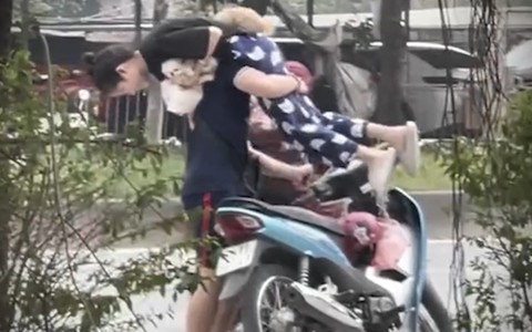Lụy tim với pha xử lý của chàng trai khi bị bạn gái giận dỗi