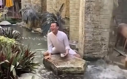 Thanh niên dập mông khi trượt chân trên tảng đá