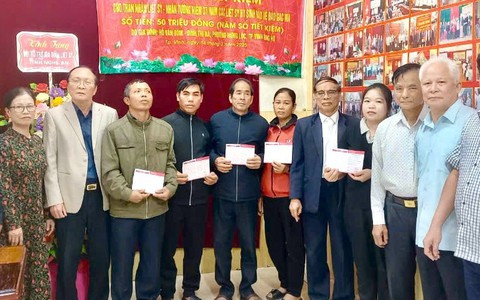 Trao sổ tiết kiệm tri ân thân nhân liệt sĩ hy sinh ở đảo Gạc Ma