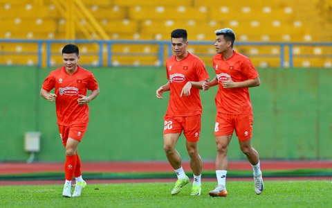 HLV Kim Sang Sik đau đầu với chấn thương